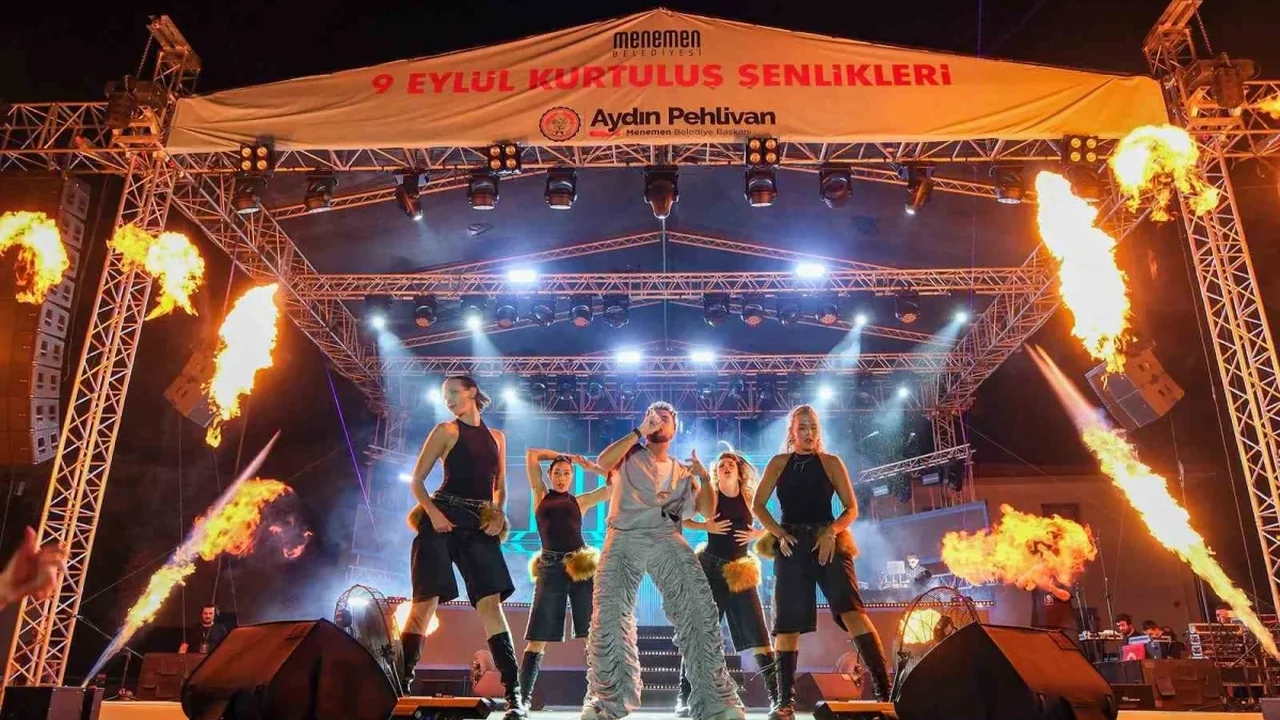 Menemen'de Sefo konseriyle kurtuluş coşkusu on binlere ulaştı