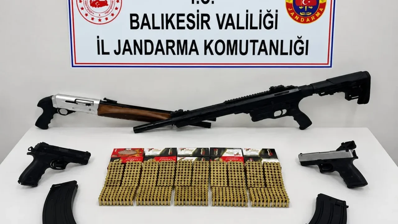 Bandırma ve Ayvalık'ta silah ticareti operasyonu: 10 gözaltı