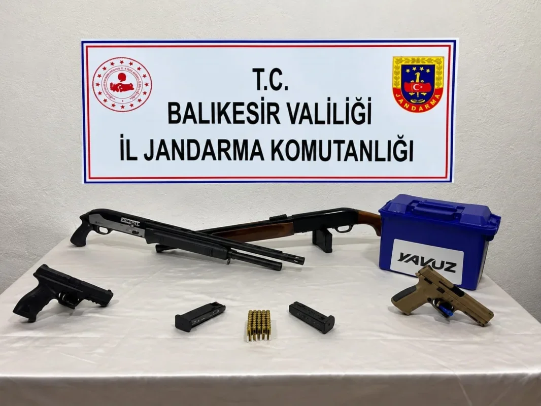 Bandırma ve Ayvalık'ta silah ticareti operasyonu: 10 gözaltı