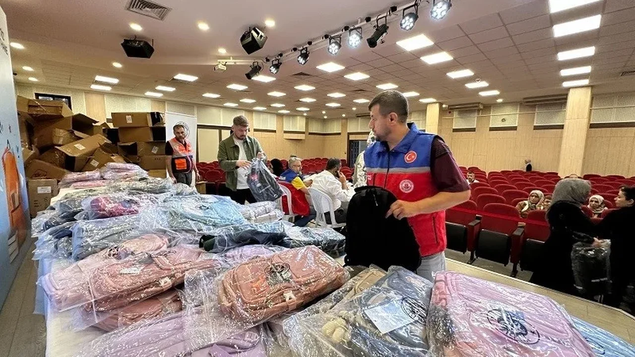 Kağıthane Belediyesi'nden öğrencilere çanta ve kırtasiye desteği