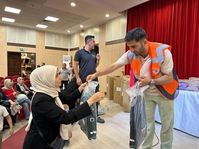 Kağıthane Belediyesi'nden öğrencilere çanta ve kırtasiye desteği