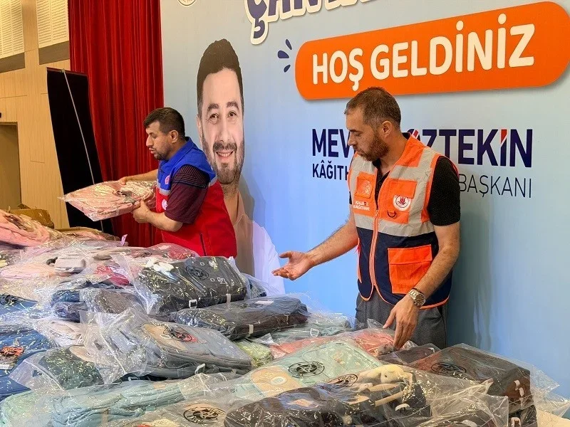 Kağıthane Belediyesi'nden öğrencilere çanta ve kırtasiye desteği