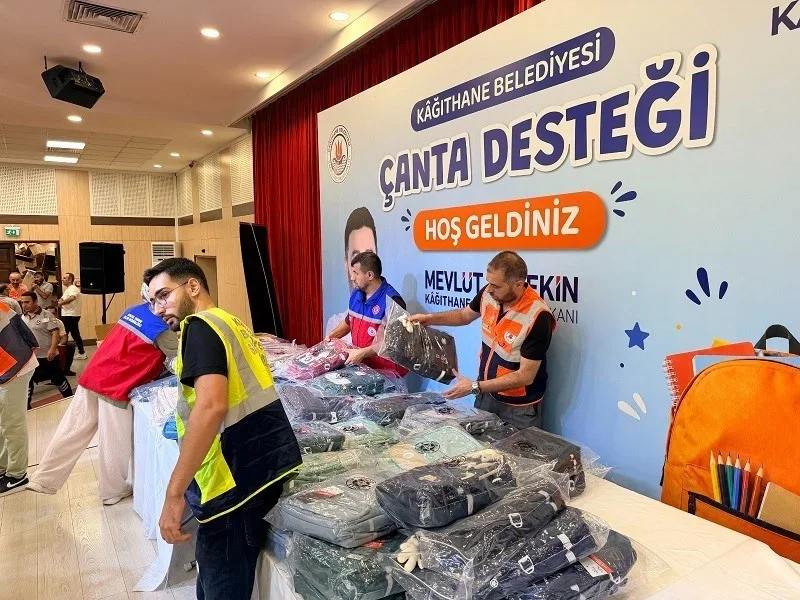 Kağıthane Belediyesi'nden öğrencilere çanta ve kırtasiye desteği