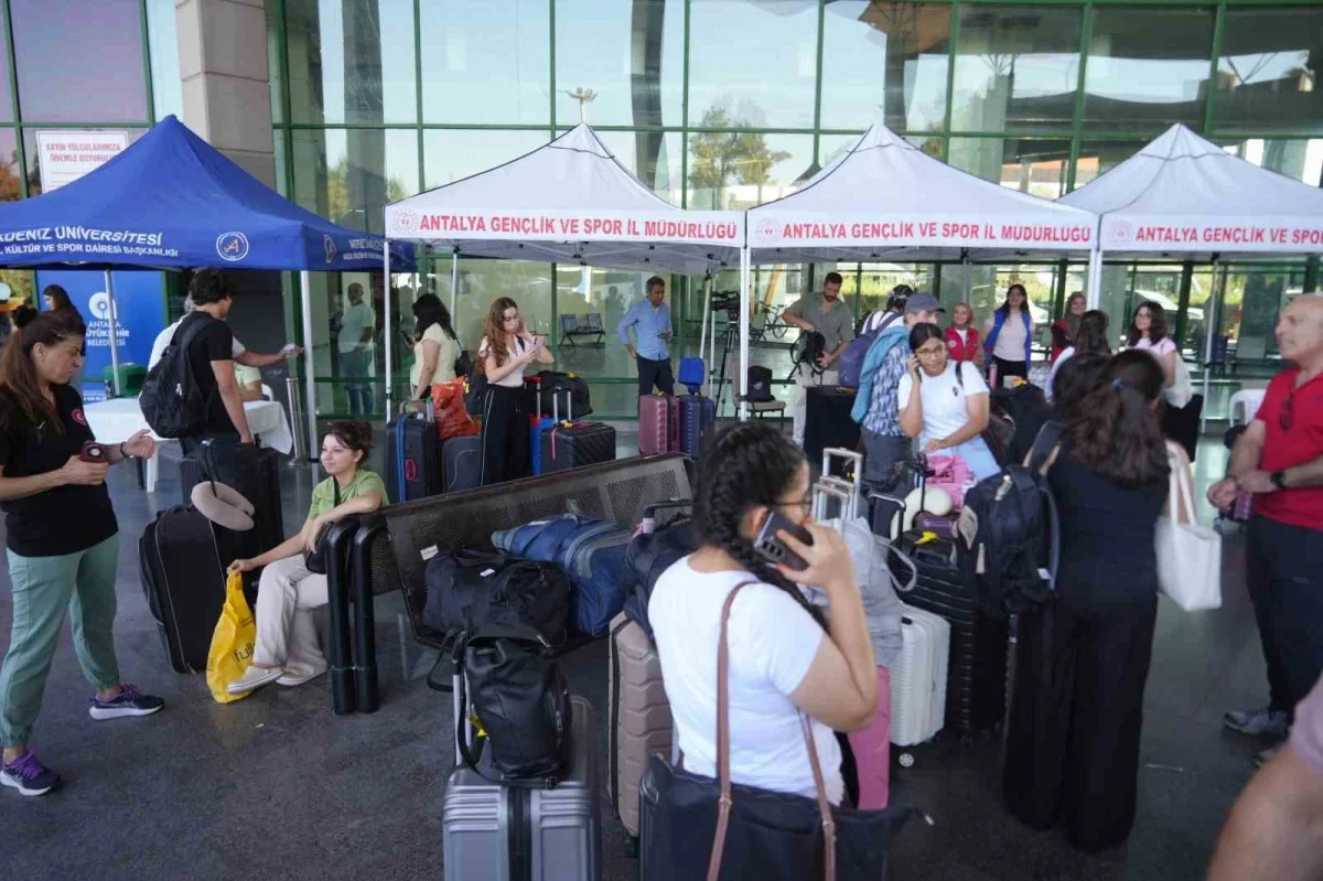 Antalya'da üniversite öğrencileri otogarda karşılanıp yurda götürüldü