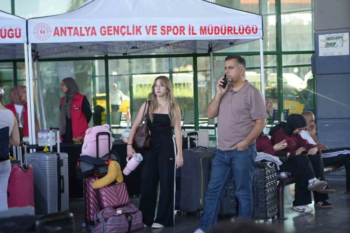 Antalya'da üniversite öğrencileri otogarda karşılanıp yurda götürüldü