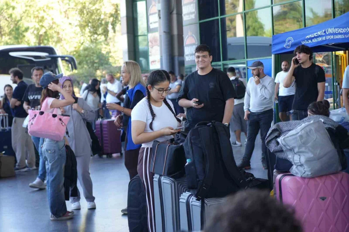 Antalya'da üniversite öğrencileri otogarda karşılanıp yurda götürüldü