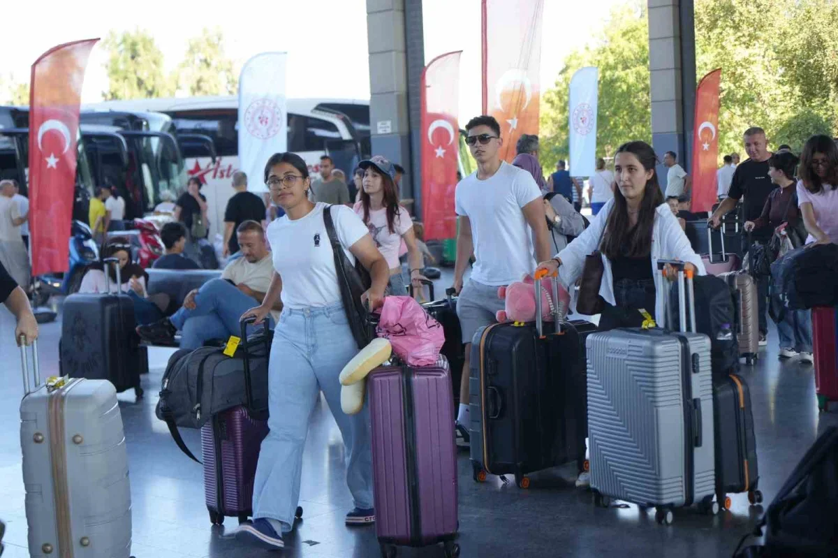 Antalya'da üniversite öğrencileri otogarda karşılanıp yurda götürüldü