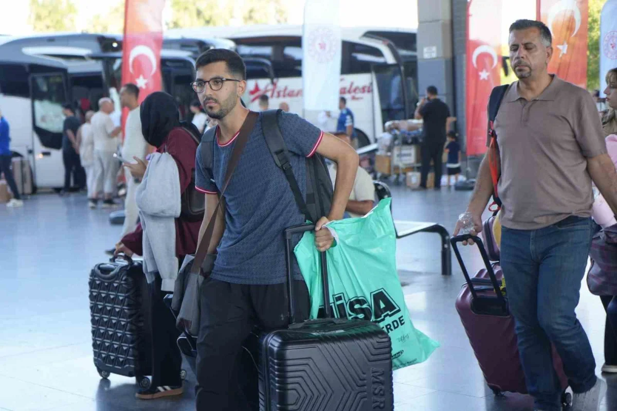 Antalya'da üniversite öğrencileri otogarda karşılanıp yurda götürüldü