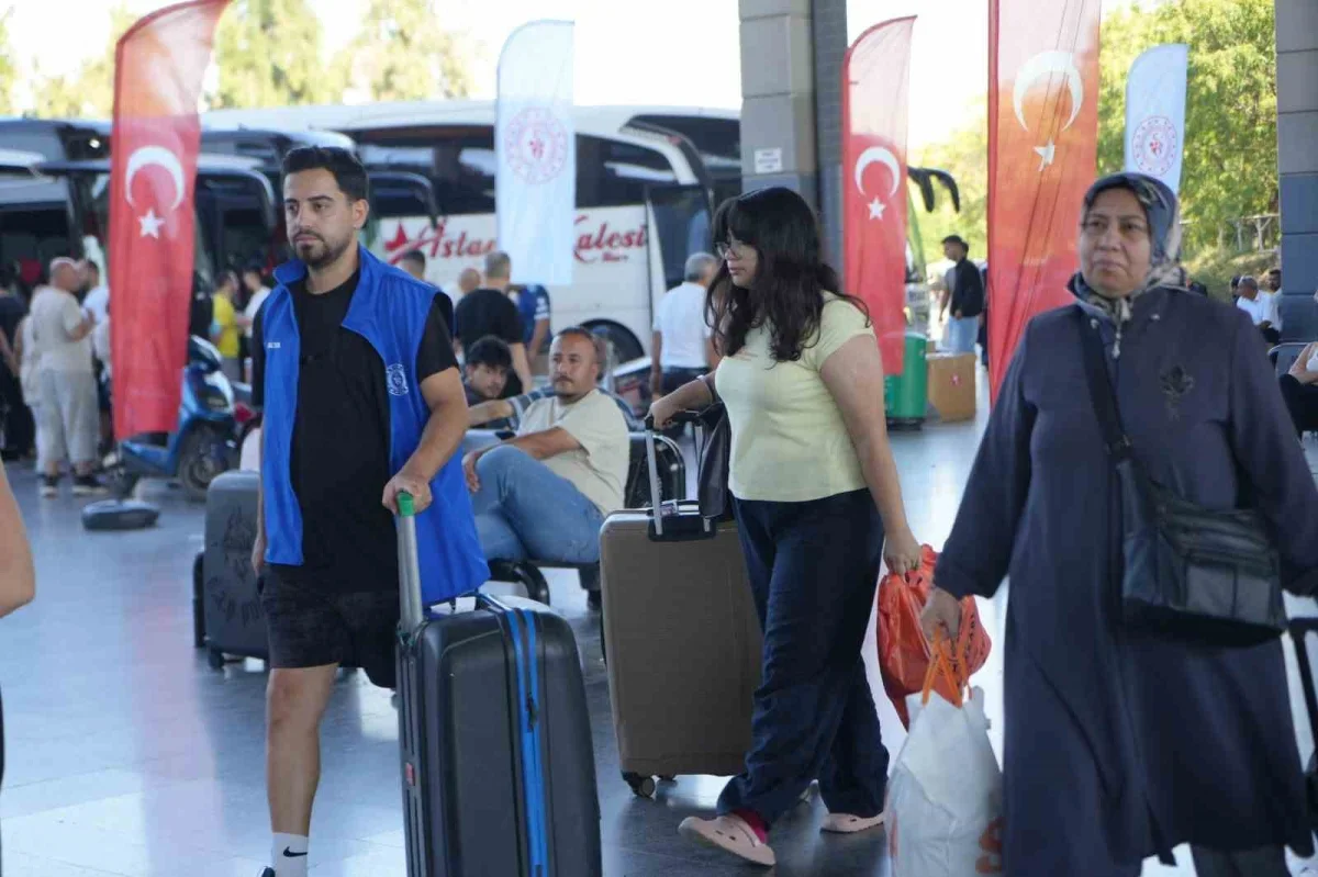Antalya'da üniversite öğrencileri otogarda karşılanıp yurda götürüldü