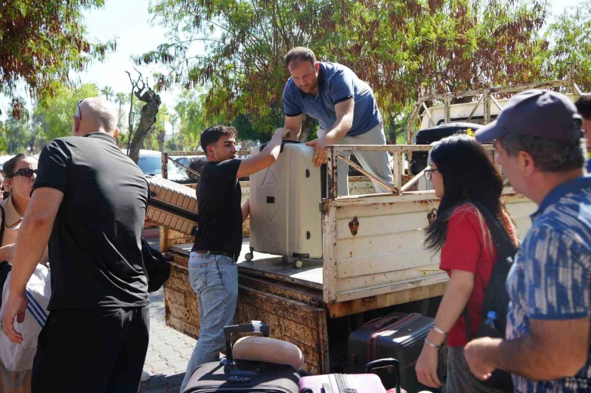 Antalya'da üniversite öğrencileri otogarda karşılanıp yurda götürüldü