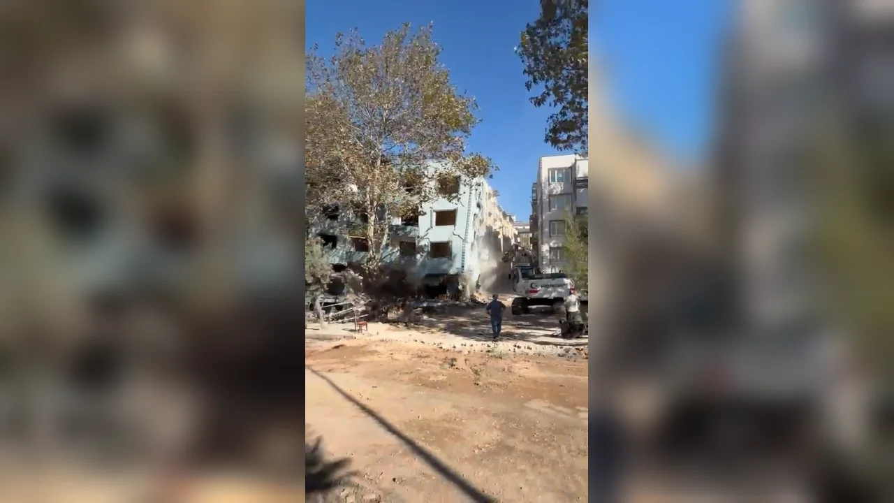 Mustafakemalpaşa'da 6 katlı apartman yıkım sırasında çöktü