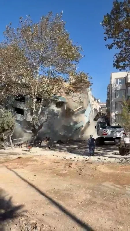 Mustafakemalpaşa'da 6 katlı apartman yıkım sırasında çöktü