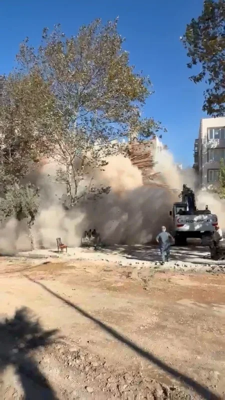 Mustafakemalpaşa'da 6 katlı apartman yıkım sırasında çöktü