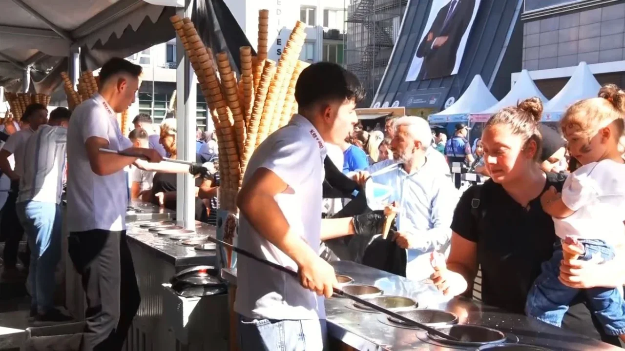 Gaziosmanpaşa'da dondurma festivali: 10 ton dondurma ikramı