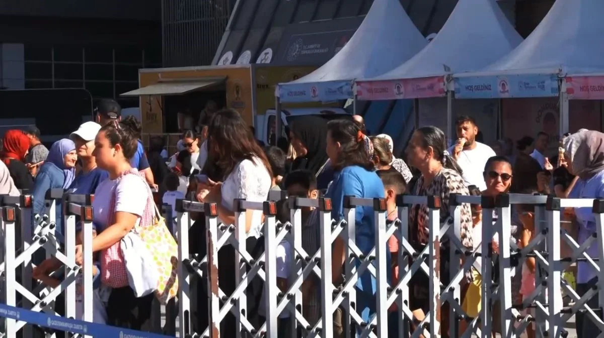 Gaziosmanpaşa'da dondurma festivali: 10 ton dondurma ikramı