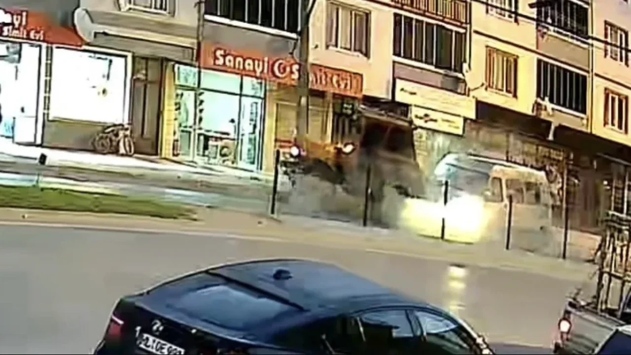 Bursa'da tarım işçilerini taşıyan panelvan traktöre çarptı: 10 yaralı