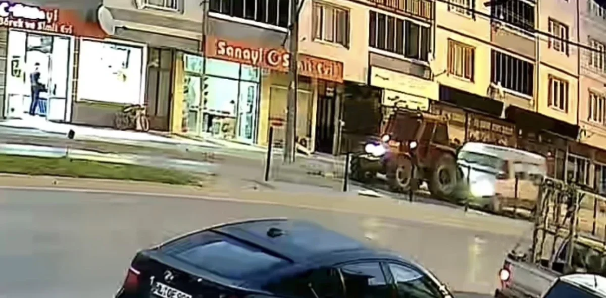 Bursa'da tarım işçilerini taşıyan panelvan traktöre çarptı: 10 yaralı