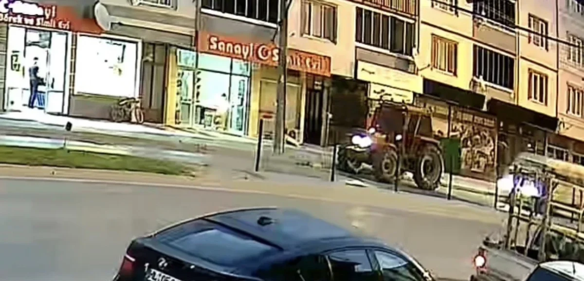 Bursa'da tarım işçilerini taşıyan panelvan traktöre çarptı: 10 yaralı