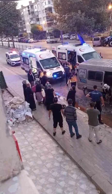 Bursa'da tarım işçilerini taşıyan panelvan traktöre çarptı: 10 yaralı