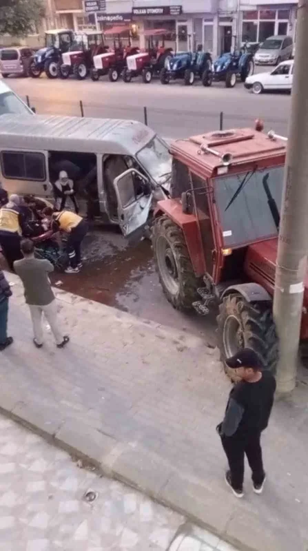 Bursa'da tarım işçilerini taşıyan panelvan traktöre çarptı: 10 yaralı