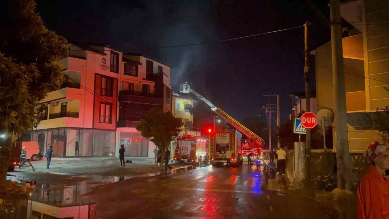 Kartepe'de çardakta başlayan yangın 3 katlı binaya sıçradı