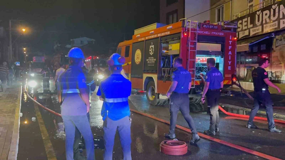 Kartepe'de çardakta başlayan yangın 3 katlı binaya sıçradı