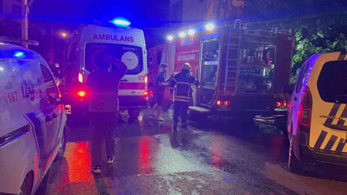Kartepe'de çardakta başlayan yangın 3 katlı binaya sıçradı