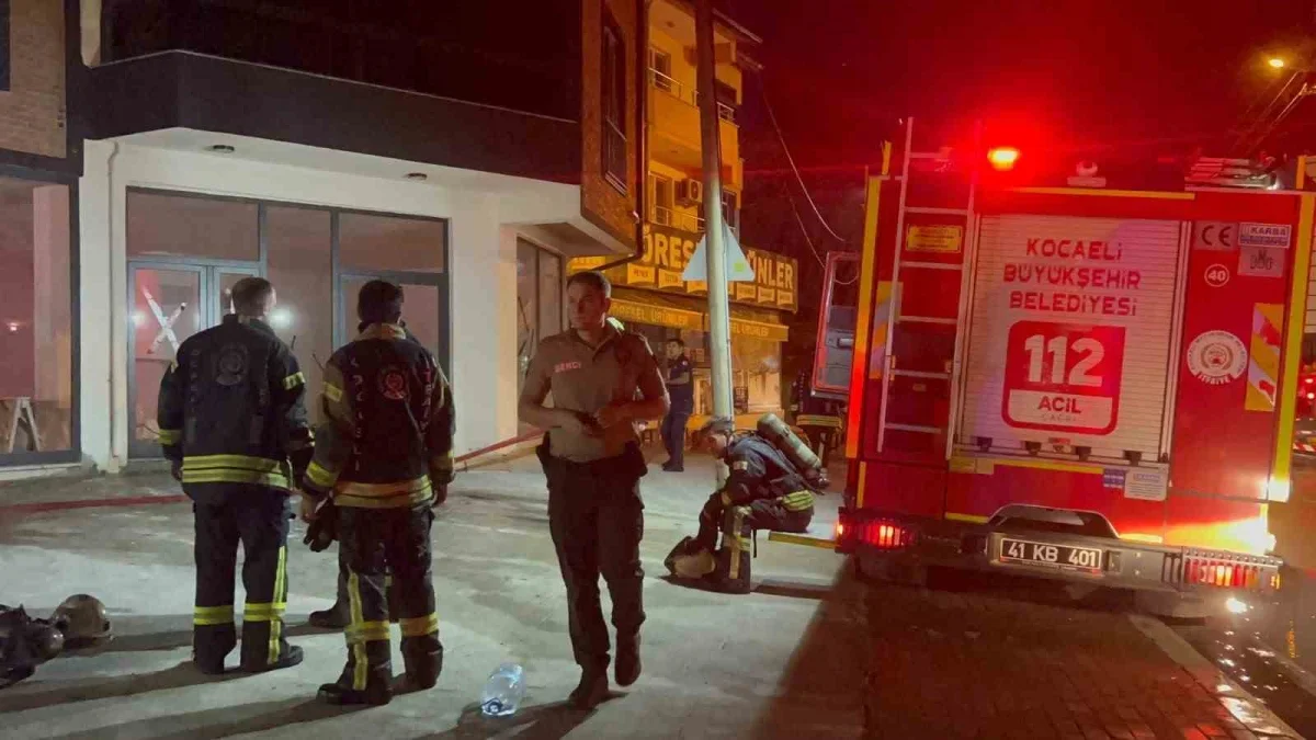 Kartepe'de çardakta başlayan yangın 3 katlı binaya sıçradı