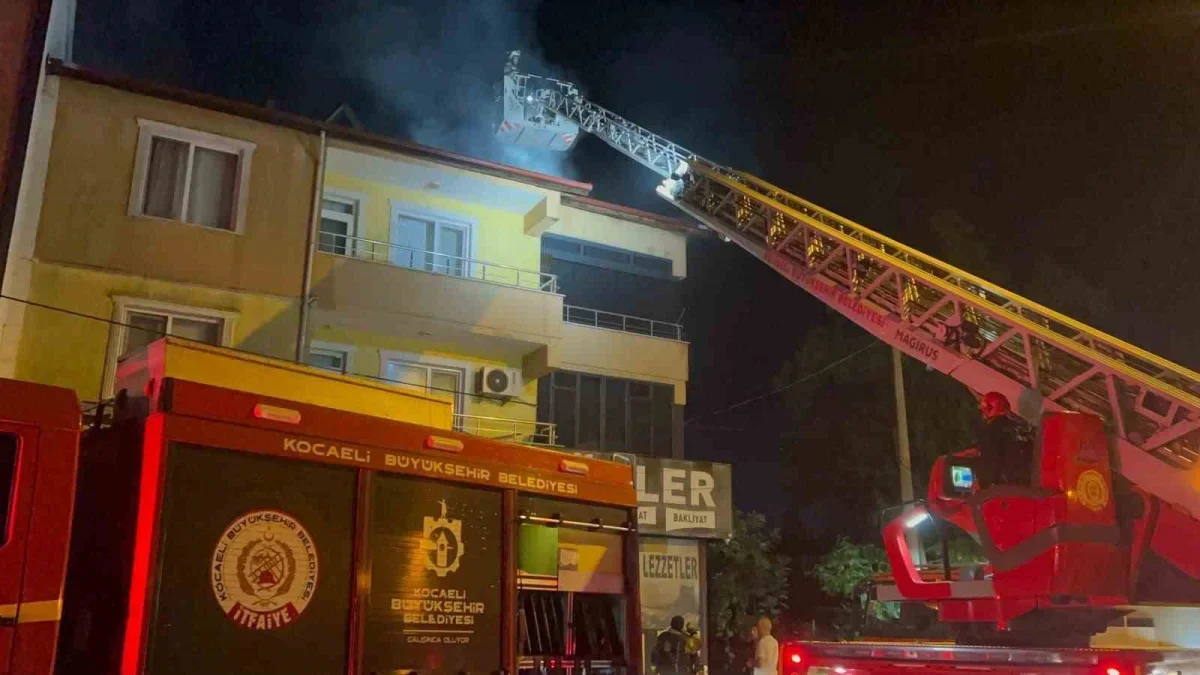 Kartepe'de çardakta başlayan yangın 3 katlı binaya sıçradı