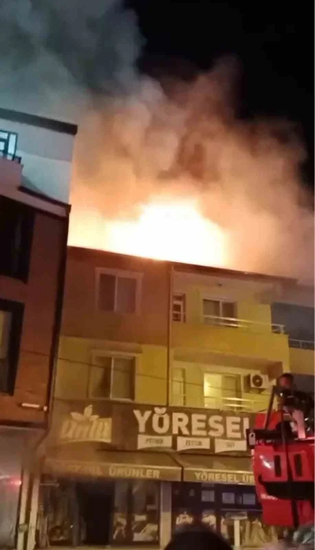 Kartepe'de çardakta başlayan yangın 3 katlı binaya sıçradı