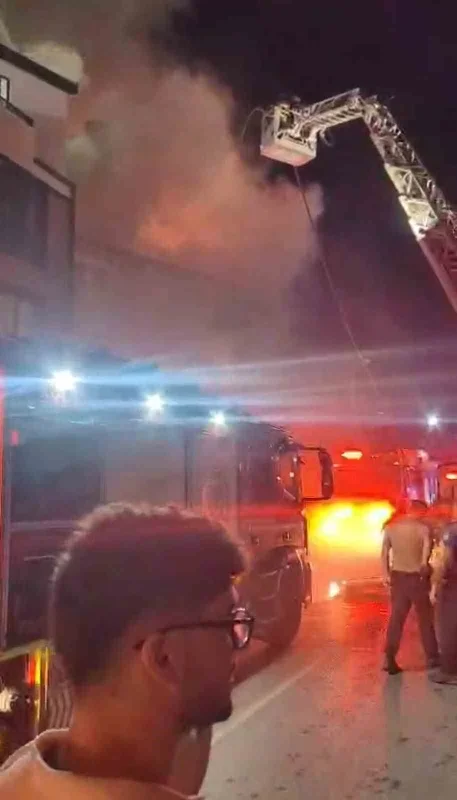 Kartepe'de çardakta başlayan yangın 3 katlı binaya sıçradı