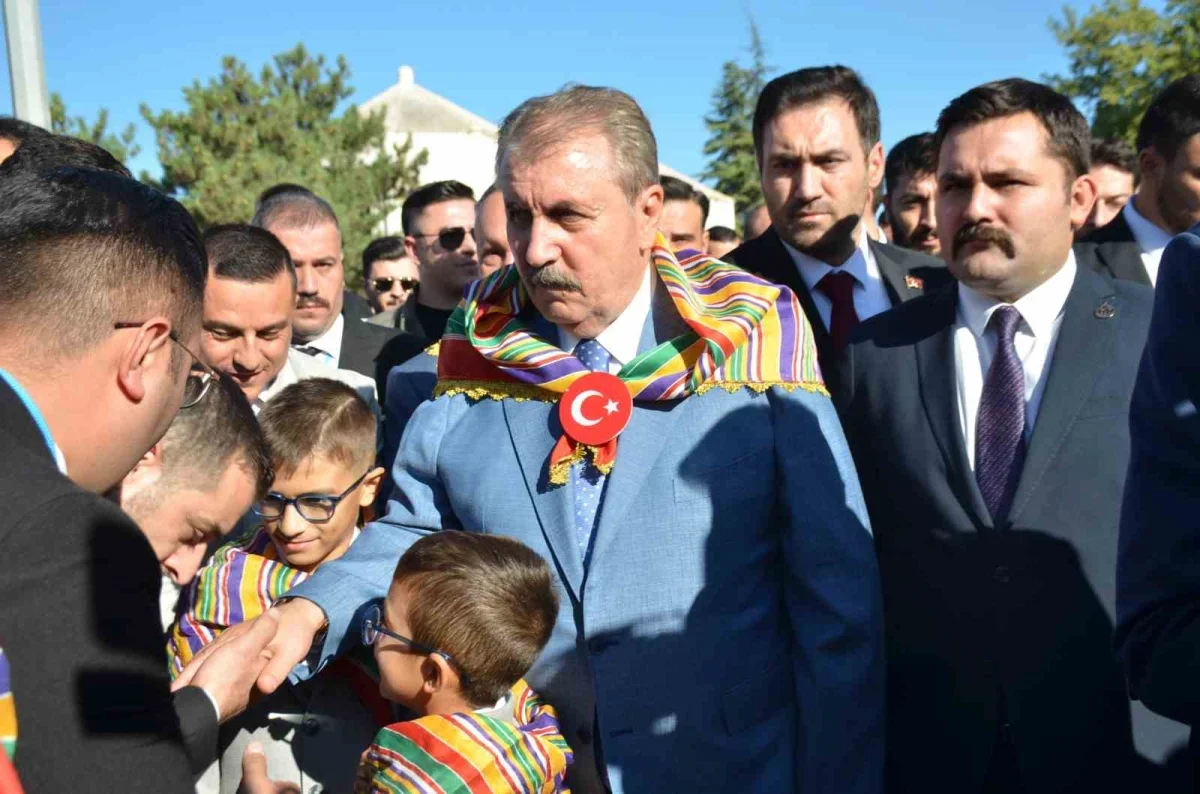 Ertuğrul Gazi Şenlikleri'nde son gün türbe ziyaretiyle başladı