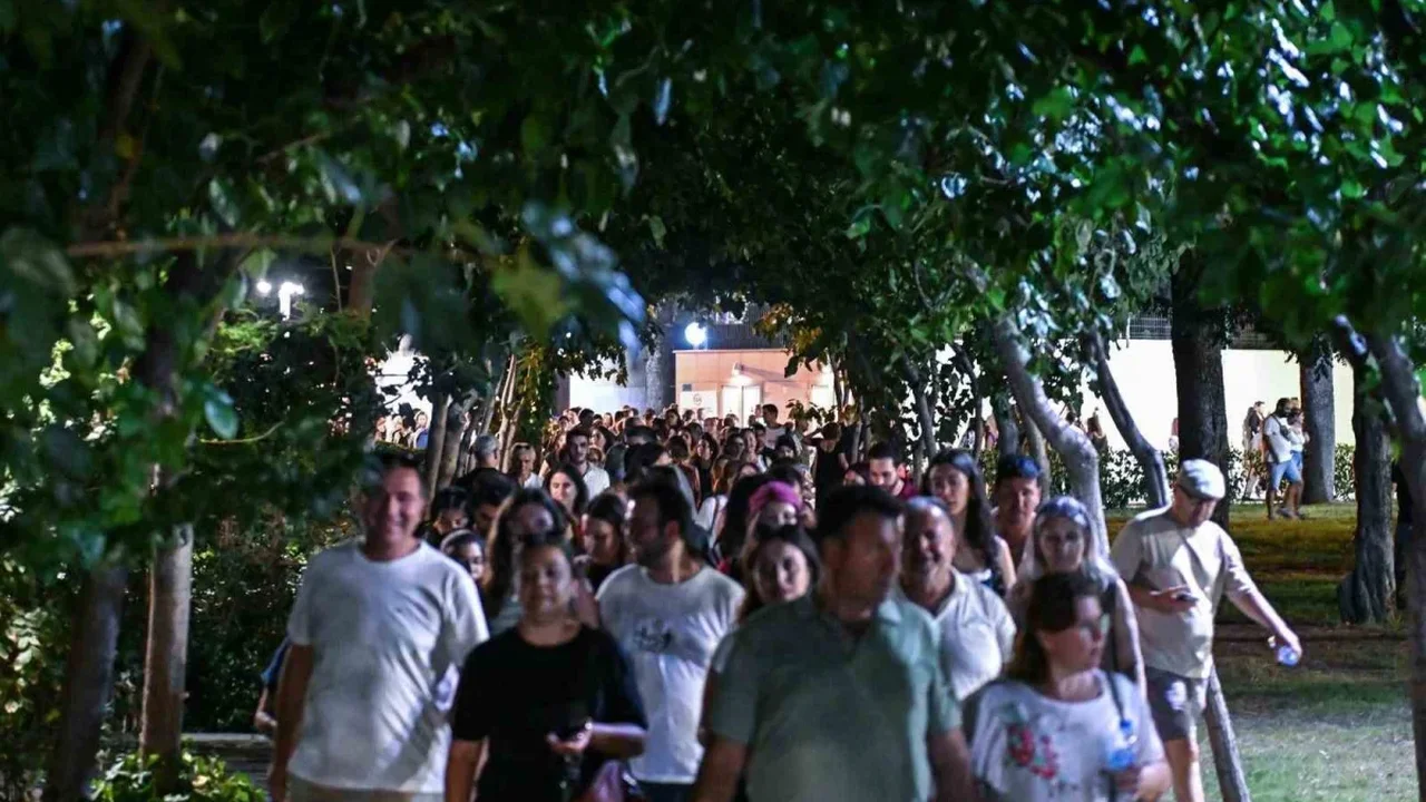 Semicenk ve İki Kişilik Oyun, İzmir Fuarı'nda geceyi renklendirdi