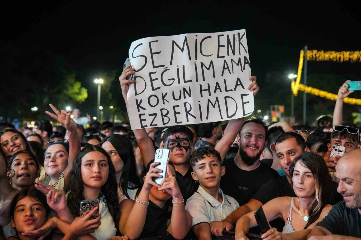 Semicenk ve İki Kişilik Oyun, İzmir Fuarı'nda geceyi renklendirdi