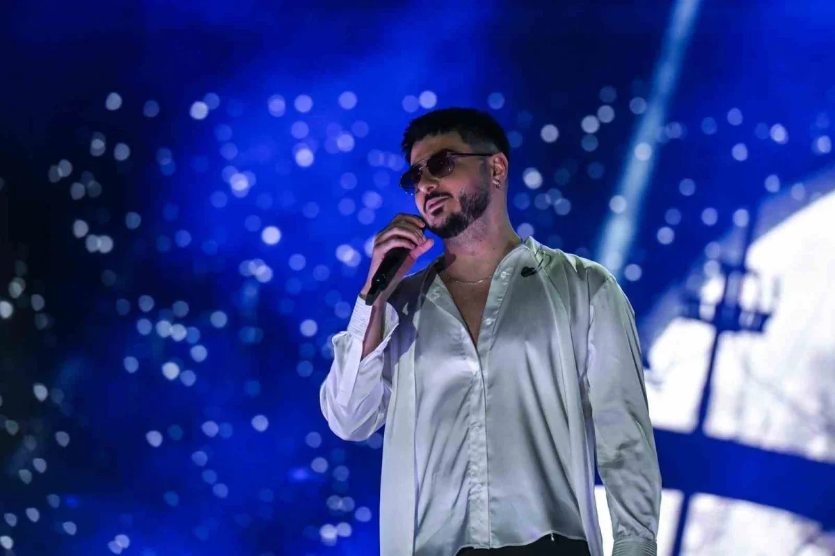 Semicenk ve İki Kişilik Oyun, İzmir Fuarı'nda geceyi renklendirdi