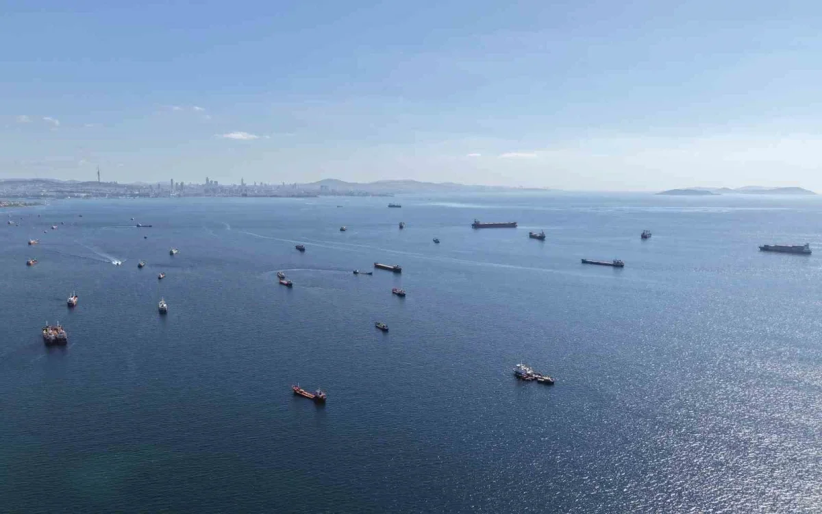 Karadeniz krizi İstanbul açıklarında gemi trafiğini kilitledi