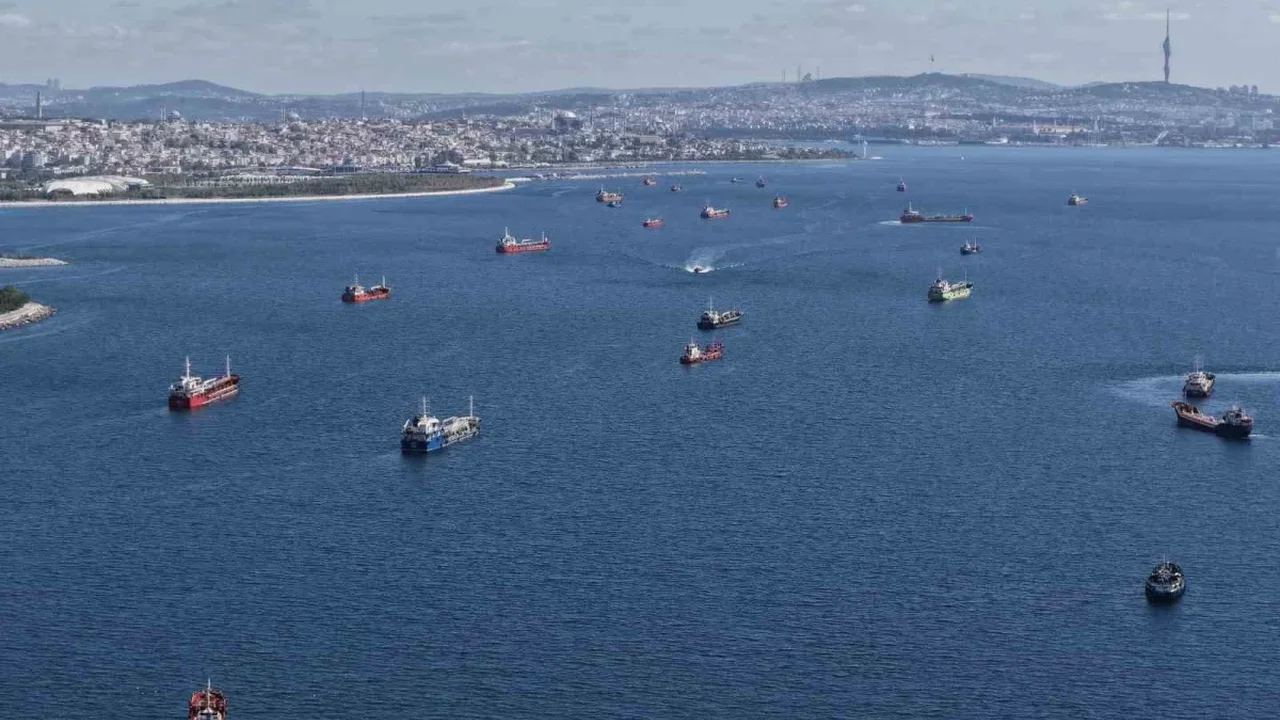 Karadeniz krizi İstanbul açıklarında gemi trafiğini kilitledi