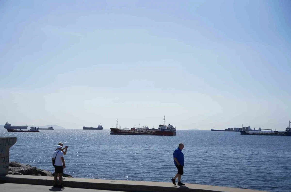 Karadeniz krizi İstanbul açıklarında gemi trafiğini kilitledi