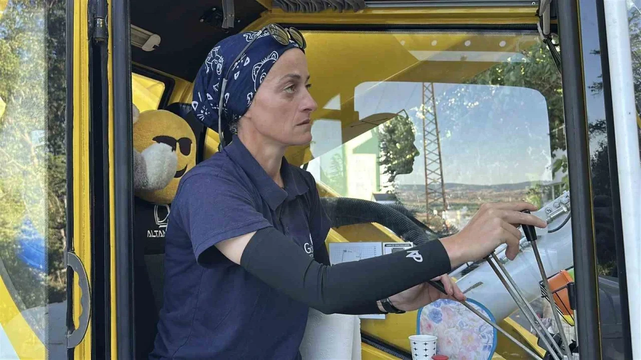 Hamide Kara ön yargıları aştı, hurdacılıkta vinç operatörü oldu