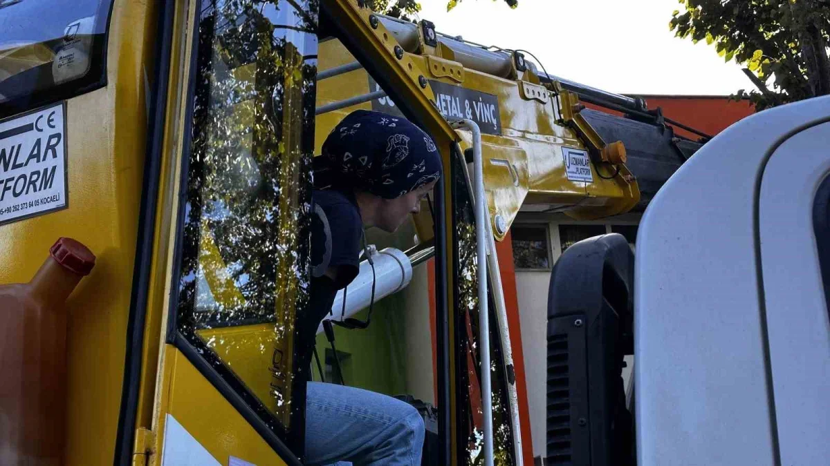 Hamide Kara ön yargıları aştı, hurdacılıkta vinç operatörü oldu
