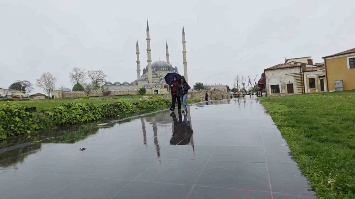 Edirne'de hava sıcaklığı 33 dereceden 17'ye düştü