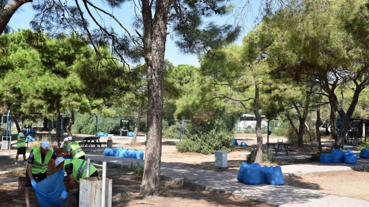 Manavgat'ta hükümlüler sahil ve park alanlarını temizledi