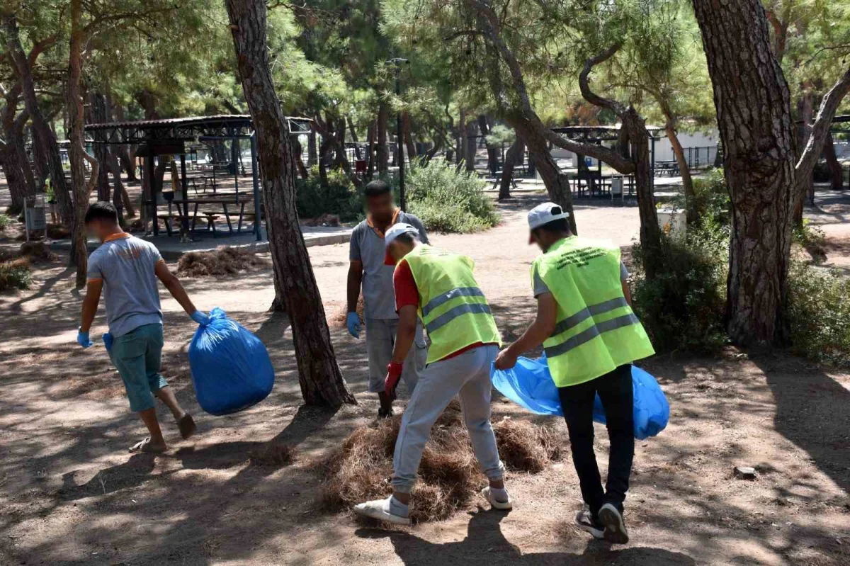 Manavgat'ta hükümlüler sahil ve park alanlarını temizledi