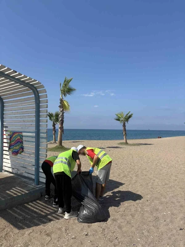 Manavgat'ta hükümlüler sahil ve park alanlarını temizledi