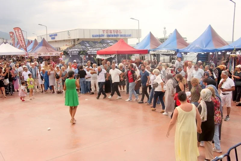 Çınarcık'ta Hamsi Festivali'nde 4 ton hamsi ikram edildi