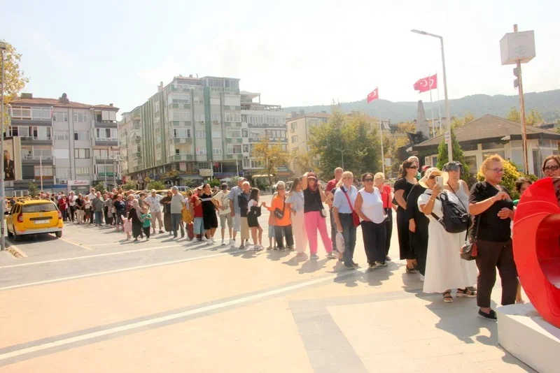 Çınarcık'ta Hamsi Festivali'nde 4 ton hamsi ikram edildi