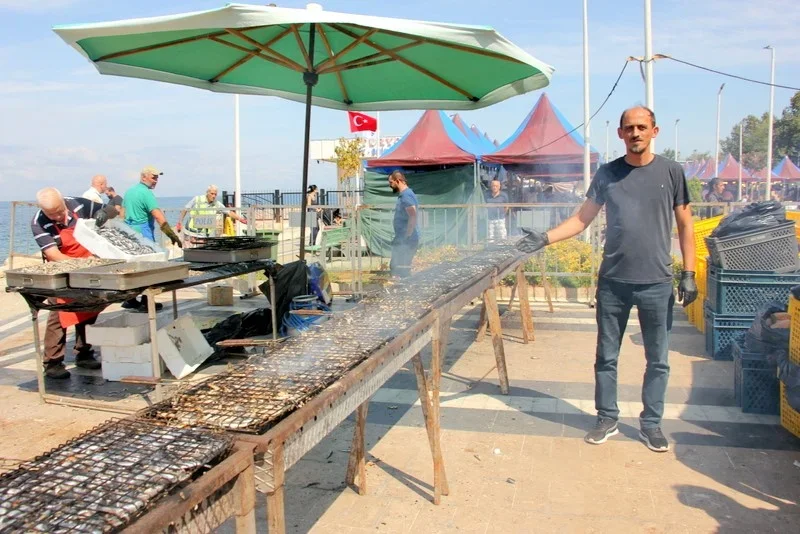 Çınarcık'ta Hamsi Festivali'nde 4 ton hamsi ikram edildi