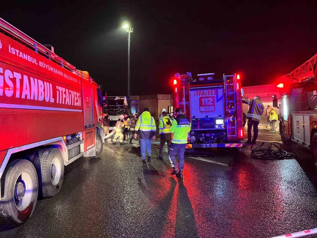 Kuzey Marmara Otoyolu'nda bariyerlere çarpan otobüs yandı