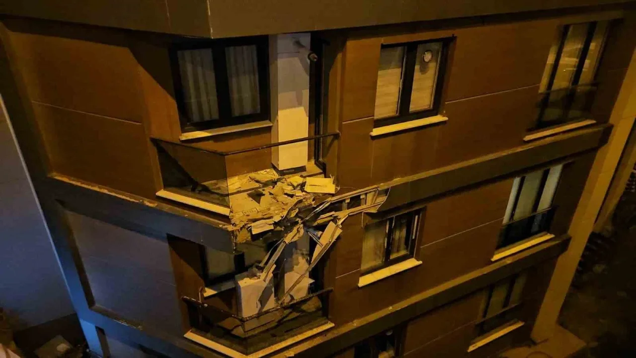 Eyüpsultan'da alkollü sürücü binaya çarptı, 2 kişi yaralandı