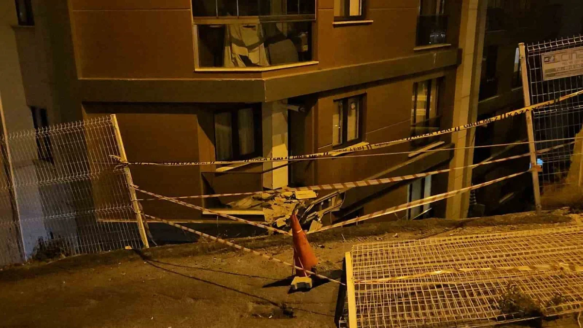 Eyüpsultan'da alkollü sürücü binaya çarptı, 2 kişi yaralandı